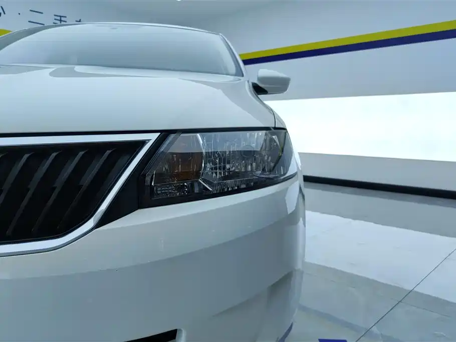 Rapid 1.6 L Manual Forward