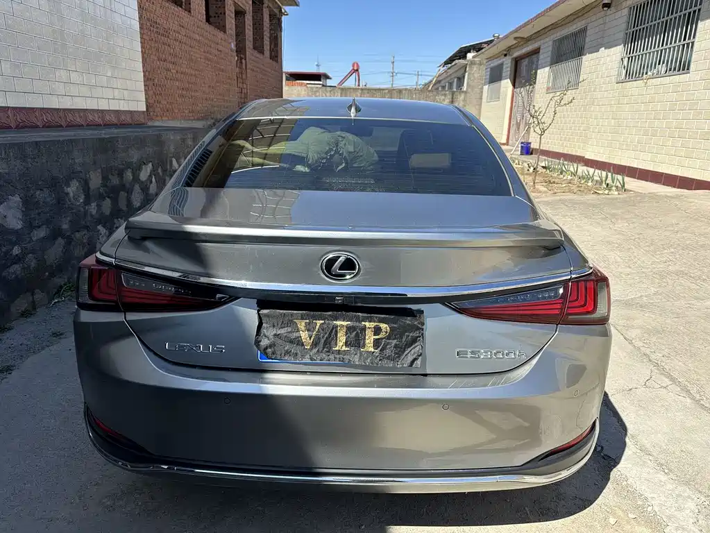 Lexus ES 200 Outstanding