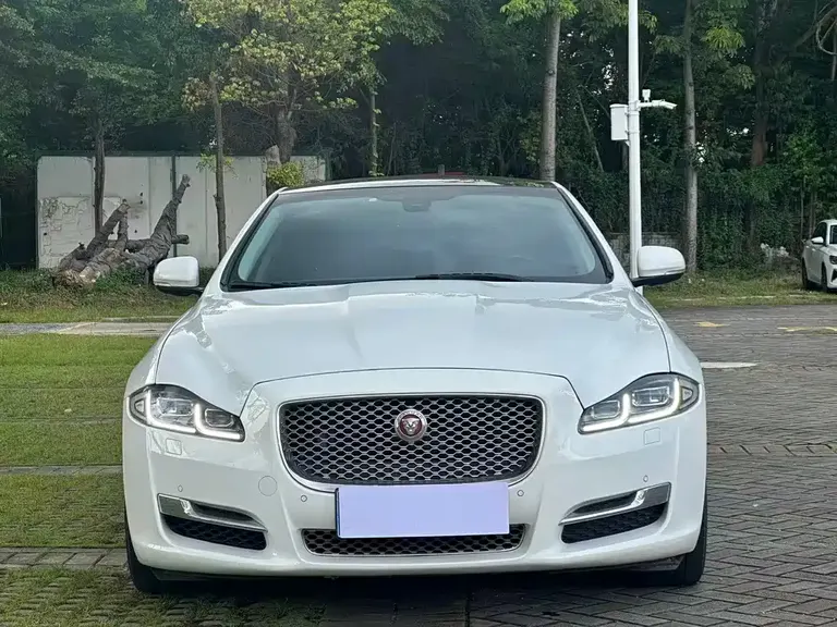 Jaguar XJ XJL 2.0 T 2 WD Graceful Business