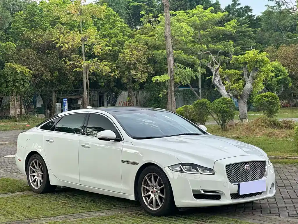 Jaguar XJ XJL 2.0 T 2 WD Graceful Business