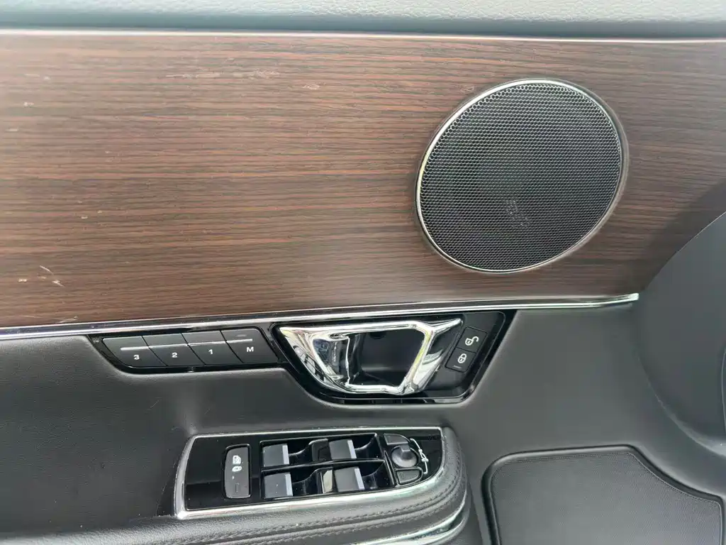 Jaguar XJ XJL 2.0 T 2 WD Graceful Business