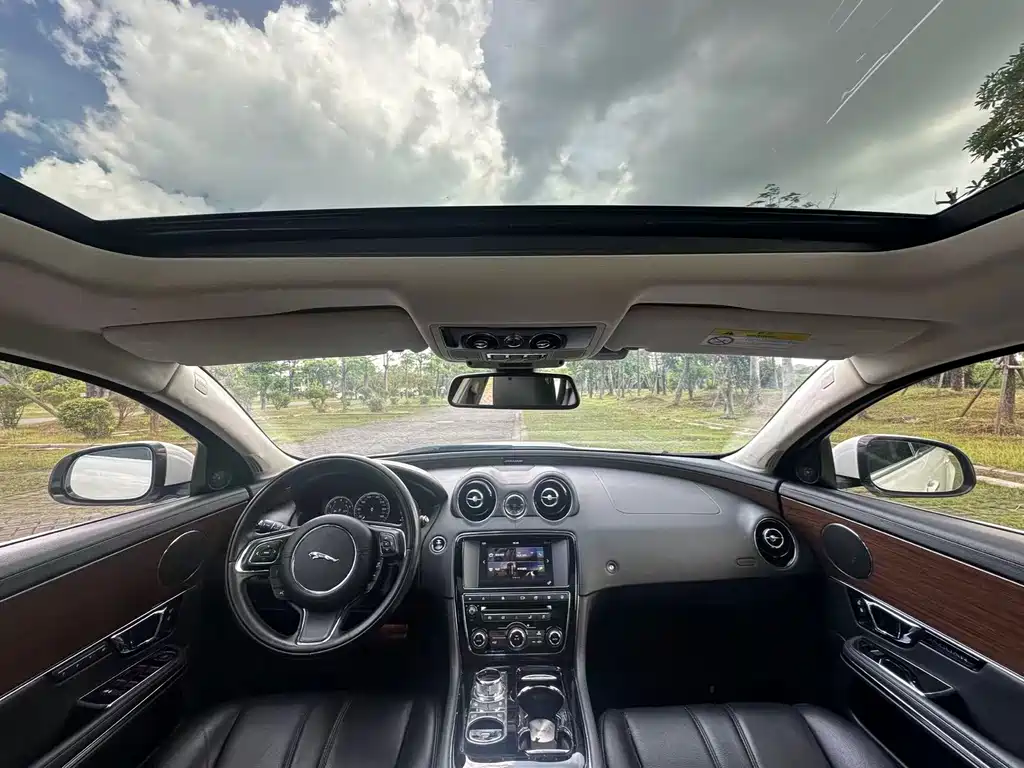 Jaguar XJ XJL 2.0 T 2 WD Graceful Business