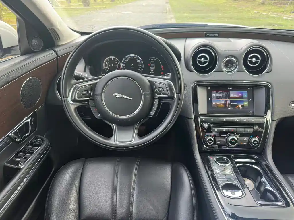 Jaguar XJ XJL 2.0 T 2 WD Graceful Business