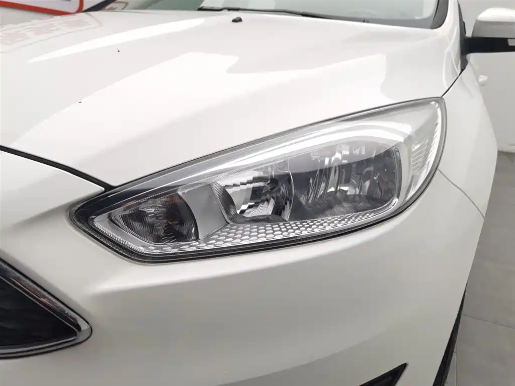 Focus Hatchback Classic EcoBoost 125 Auto Super Style Smart Travel