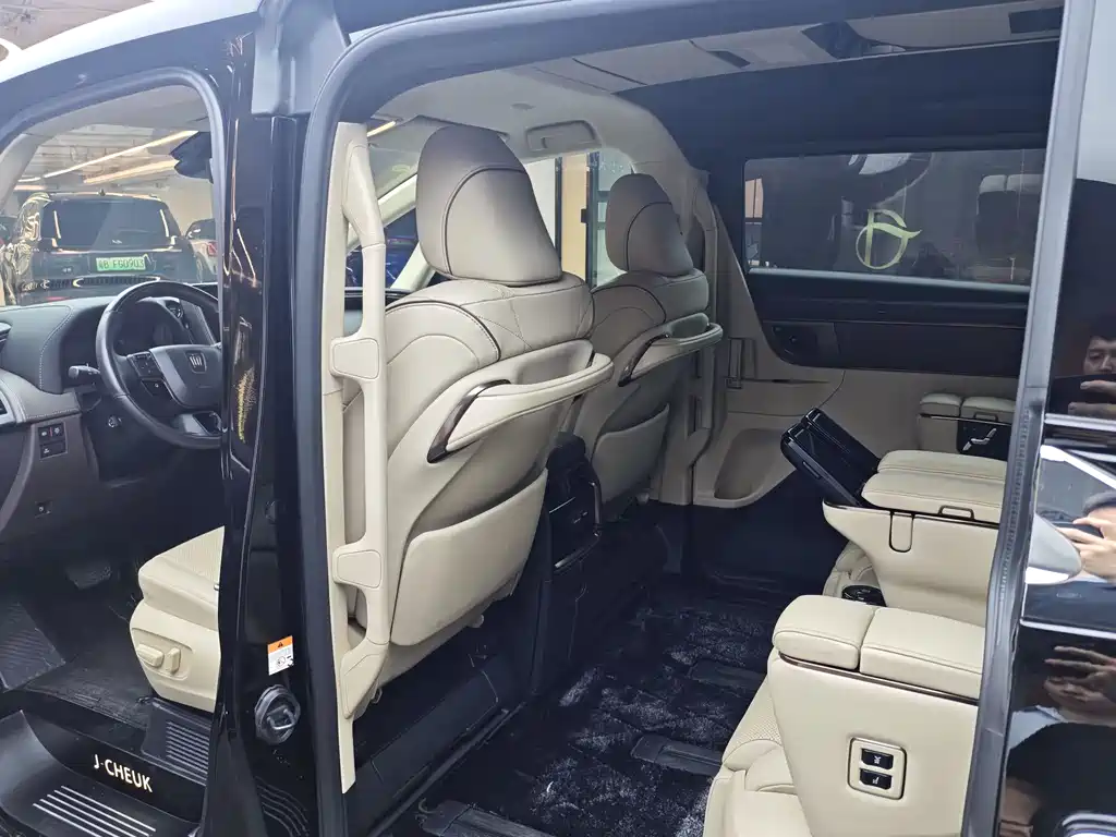 Vellfire Crown Dual Engine 2.5 L Supreme Executive