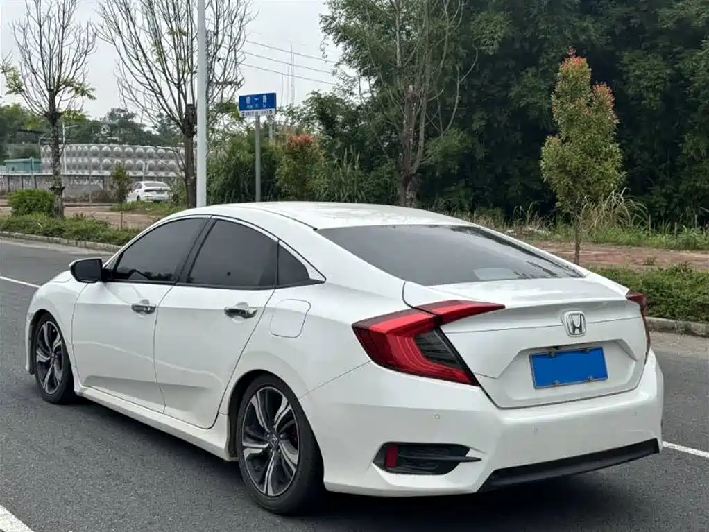 Civic 220 TURBO CVT Luxury