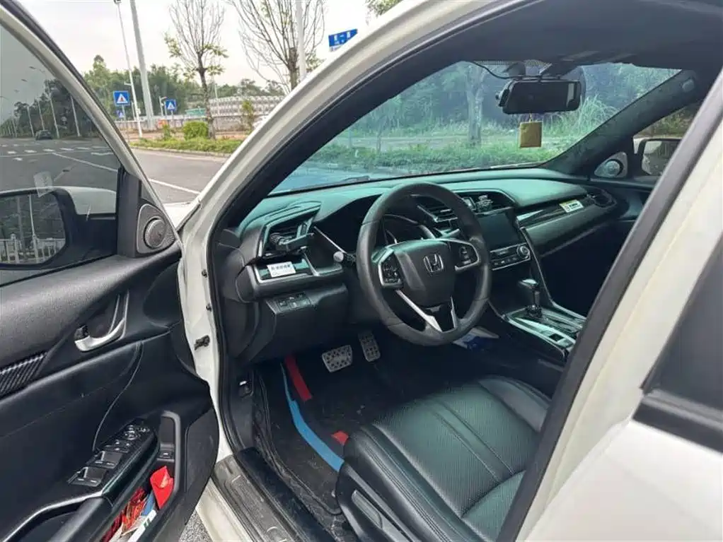 Civic 220 TURBO CVT Luxury