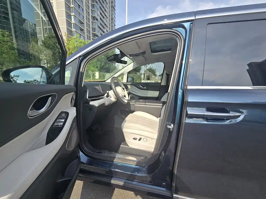 Voyah Dreamer PHEV 4 WD Distinguished Qiankun