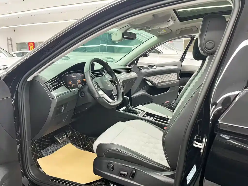 Magotan 200 10 K Commemorative 330 TSI DSG Leading