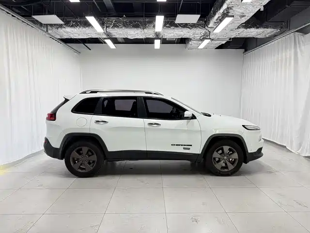 Cherokee 自由光 2016款 2.4 L 75周年致敬版