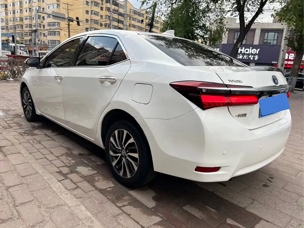 Corolla 卡罗拉 2016款 双擎 1.8 L E-CVT领先版