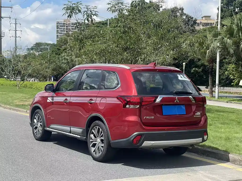 Outlander 2.4 L 4 WD Elite 5-seat