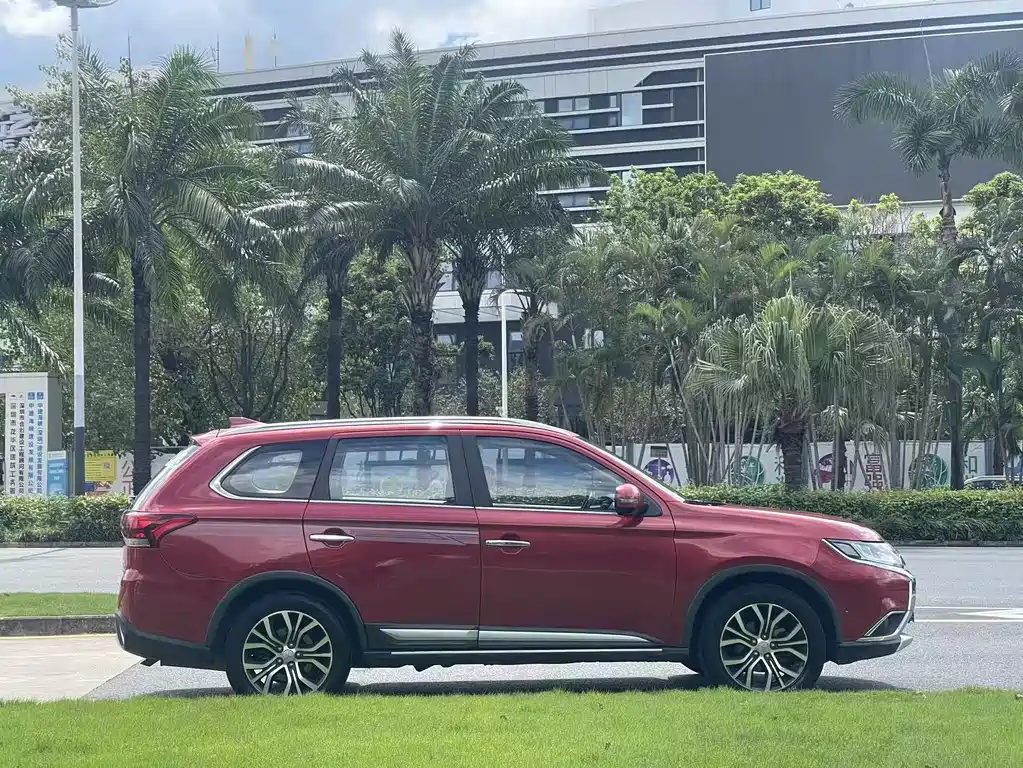 Outlander 2.4 L 4 WD Elite 5-seat