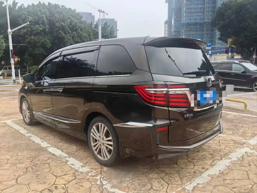 Elysion 2.4 L Luxury