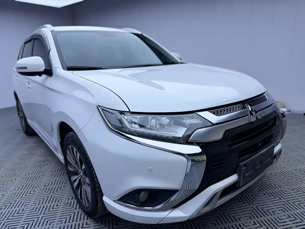 Outlander Facelift 2.0 L 2 WD Smooth Enjoyment 7-seat