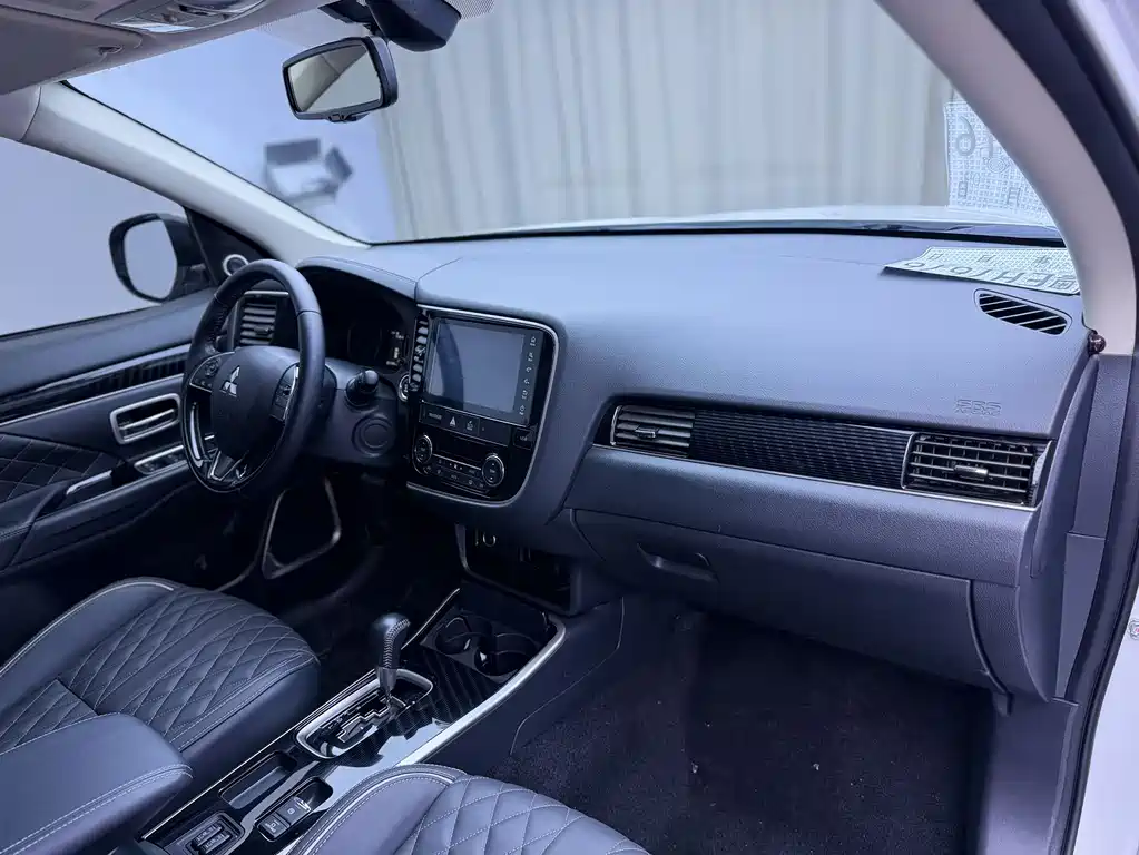 Outlander Facelift 2.0 L 2 WD Smooth Enjoyment 7-seat