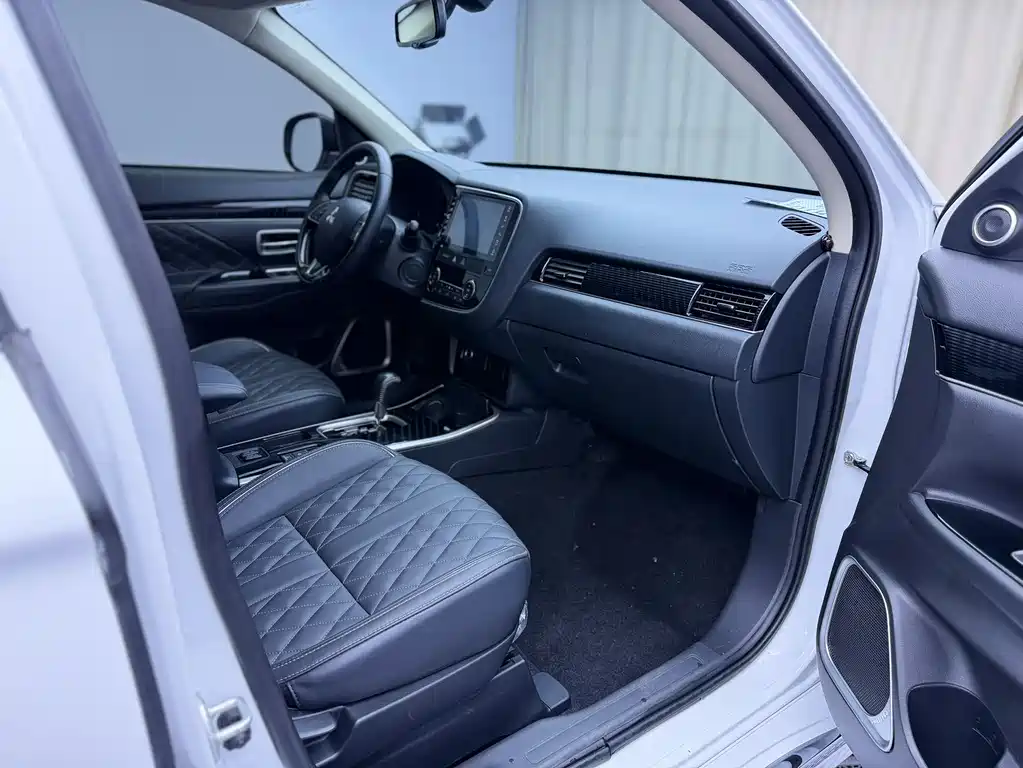 Outlander Facelift 2.0 L 2 WD Smooth Enjoyment 7-seat