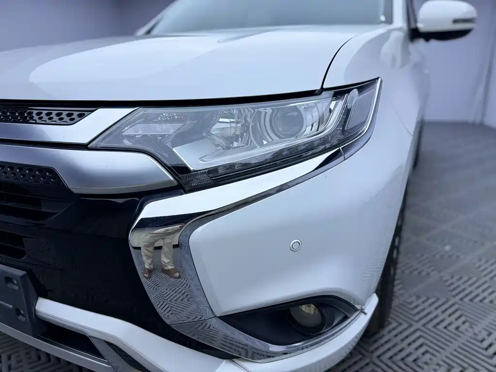 Outlander Facelift 2.0 L 2 WD Smooth Enjoyment 7-seat