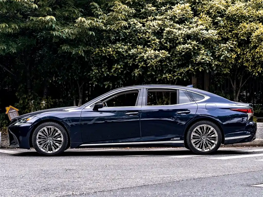 Lexus LS 500 h Outstanding CN-V