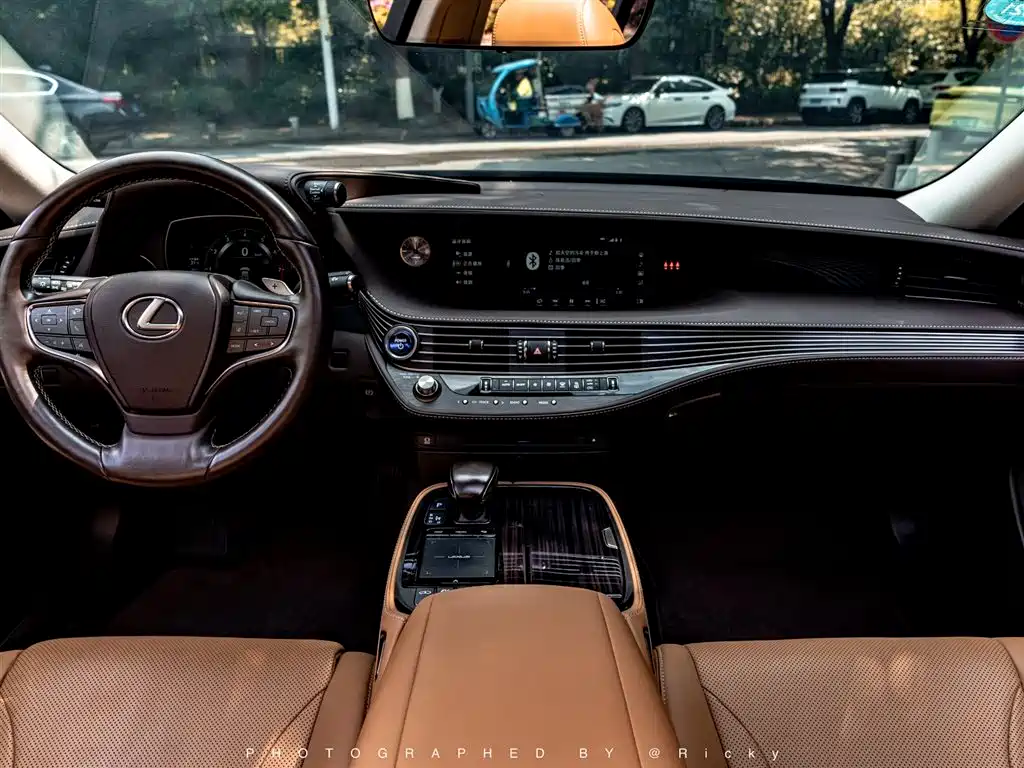 Lexus LS 500 h Outstanding CN-V