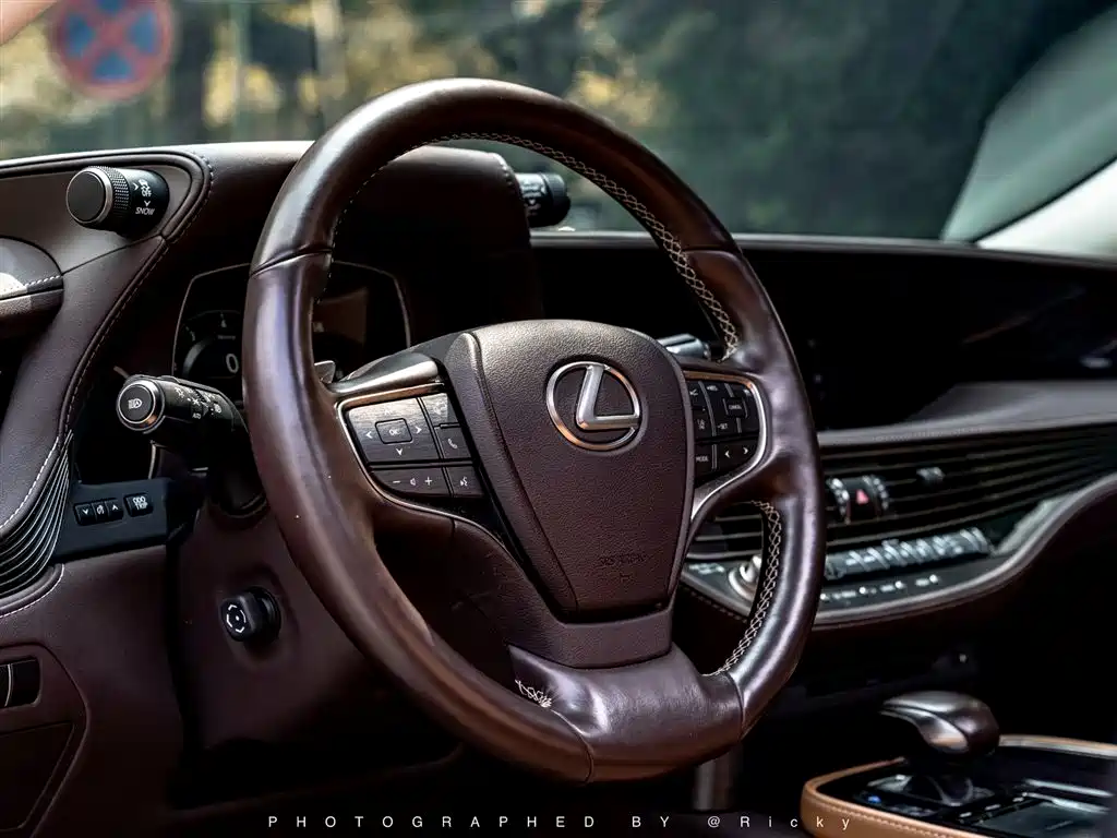 Lexus LS 500 h Outstanding CN-V