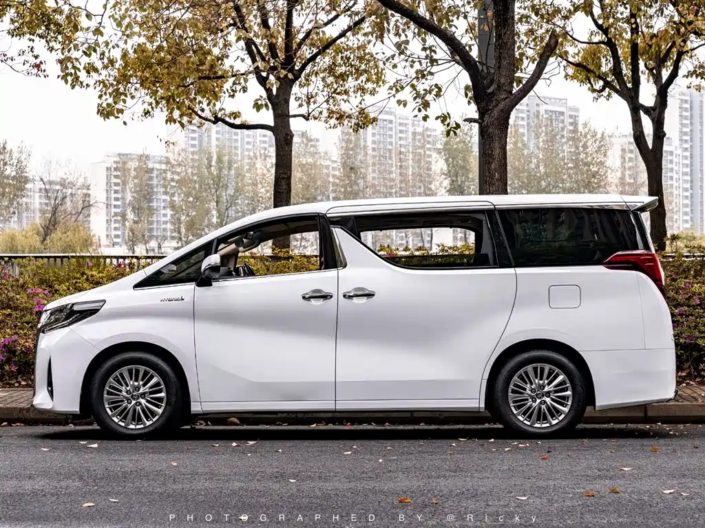 Alphard Dual Engine 2.5 L Distinguished