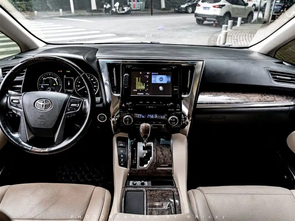 Alphard Dual Engine 2.5 L Distinguished