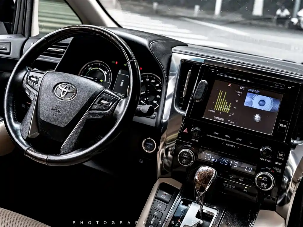Alphard Dual Engine 2.5 L Distinguished