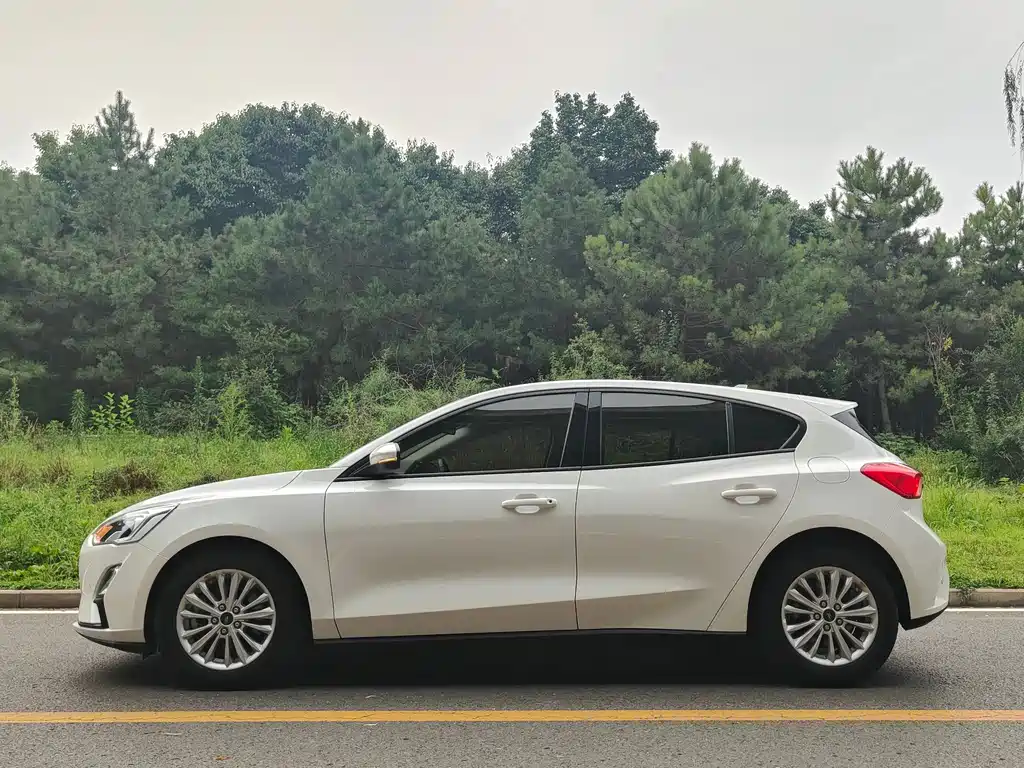 Focus Hatchback EcoBoost 180 Auto Sharp Trend
