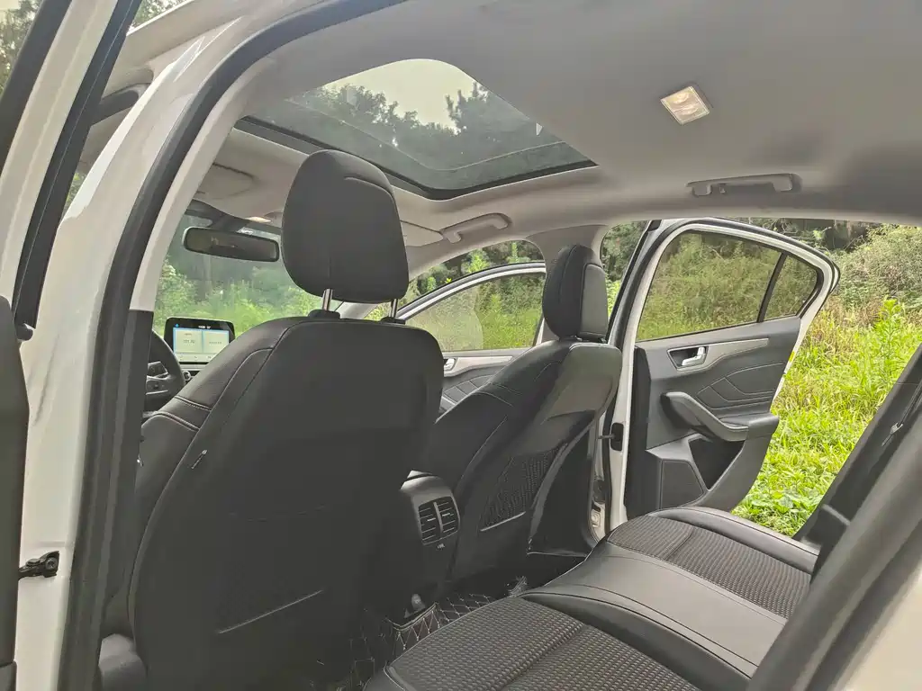 Focus Hatchback EcoBoost 180 Auto Sharp Trend