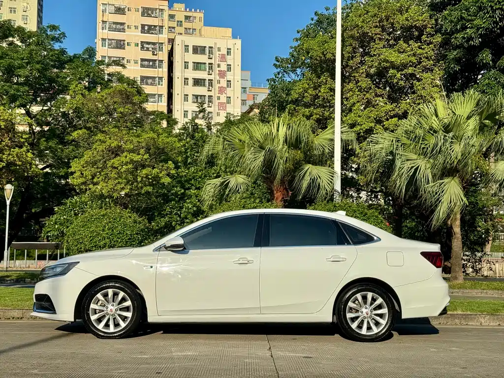 Roewe i6 NEV 45 T Hybrid Connected Smart Enjoyment