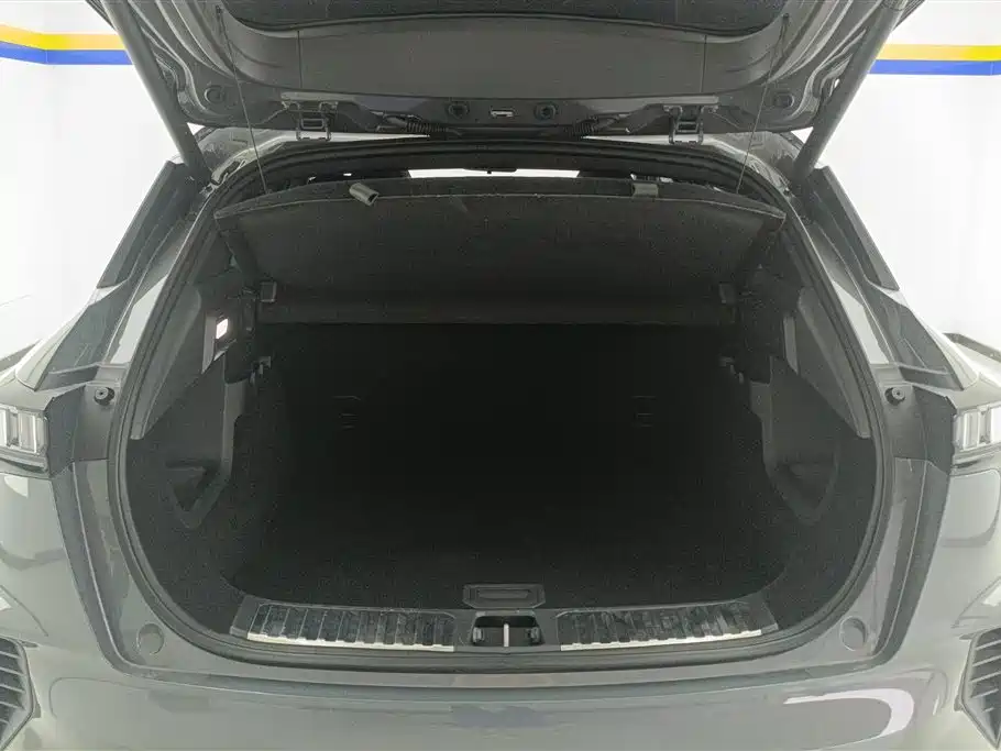 Lynk & Co 06 Remix 1.5 T Power Halo