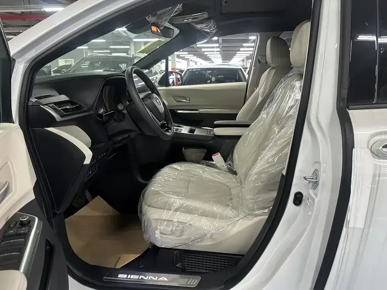 Toyota Sienna 2.5 L Hybrid Distinguished