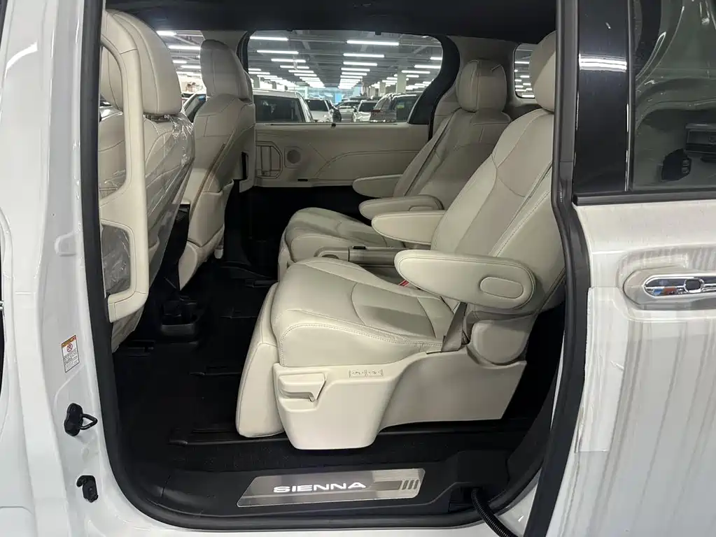 Sienna 2.5 L Hybrid Distinguished