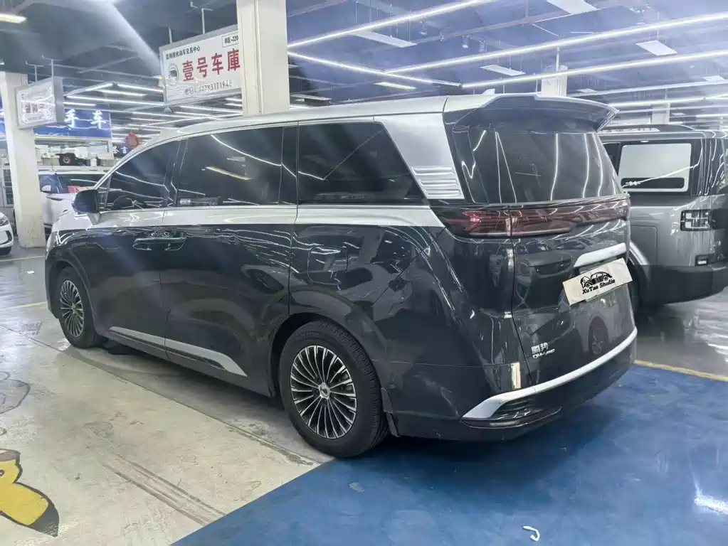 Denza D9 DM-i 970 4 WD Flagship