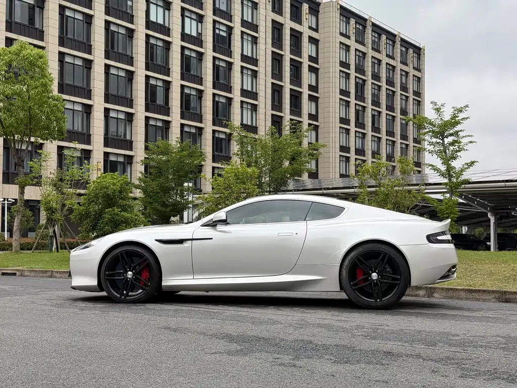 Aston Martin DB9 6.0 L Coupe