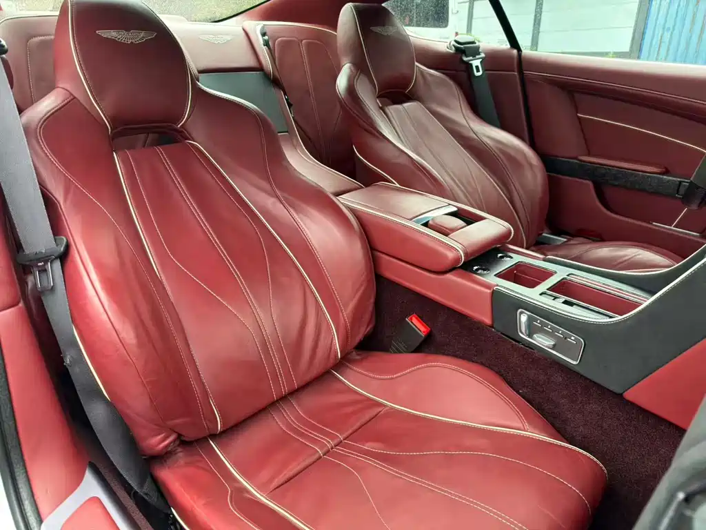 Aston Martin DB9 6.0 L Coupe