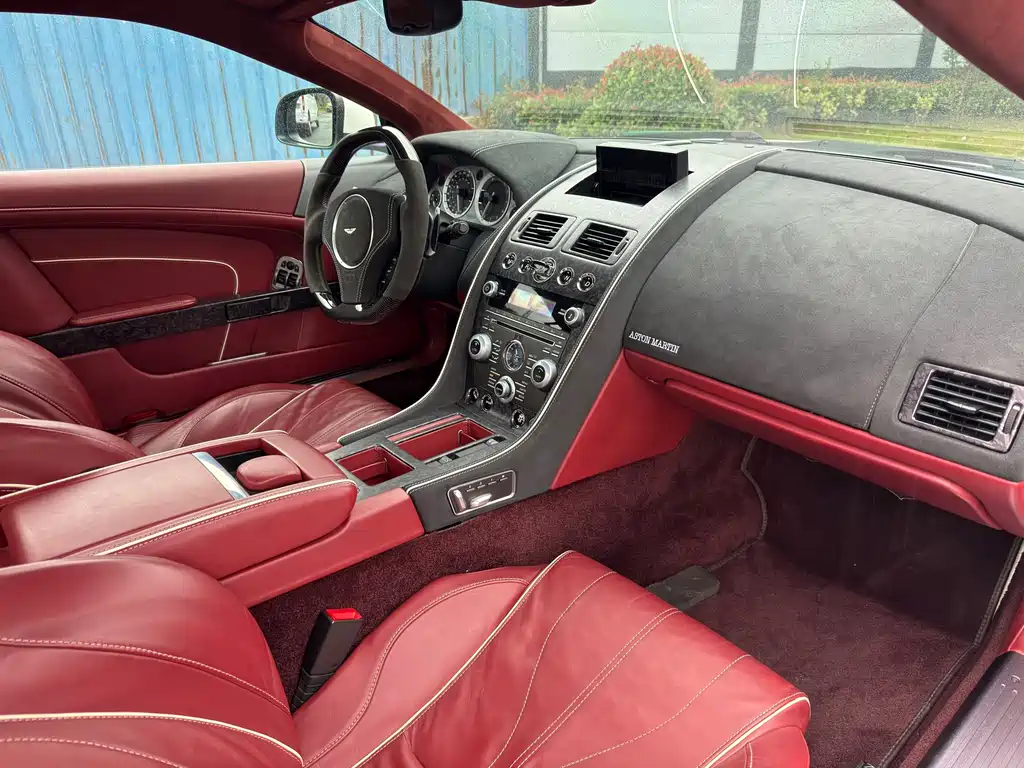 Aston Martin DB9 6.0 L Coupe