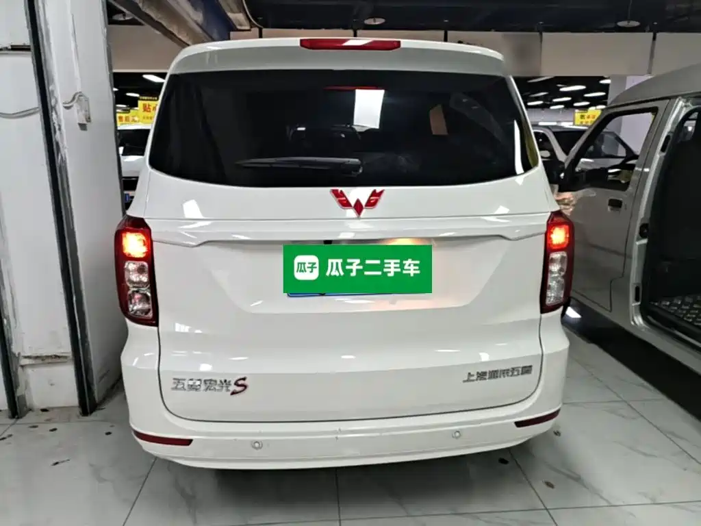 Wuling Hongguang Facelift 1.5 L S Comfort Electric Assist LAR