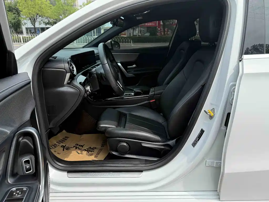 Mercedes-Benz A-Class Facelift II A 180 L Sport Sedan