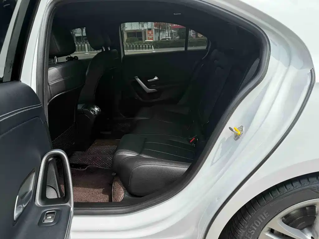 Mercedes-Benz A-Class Facelift II A 180 L Sport Sedan