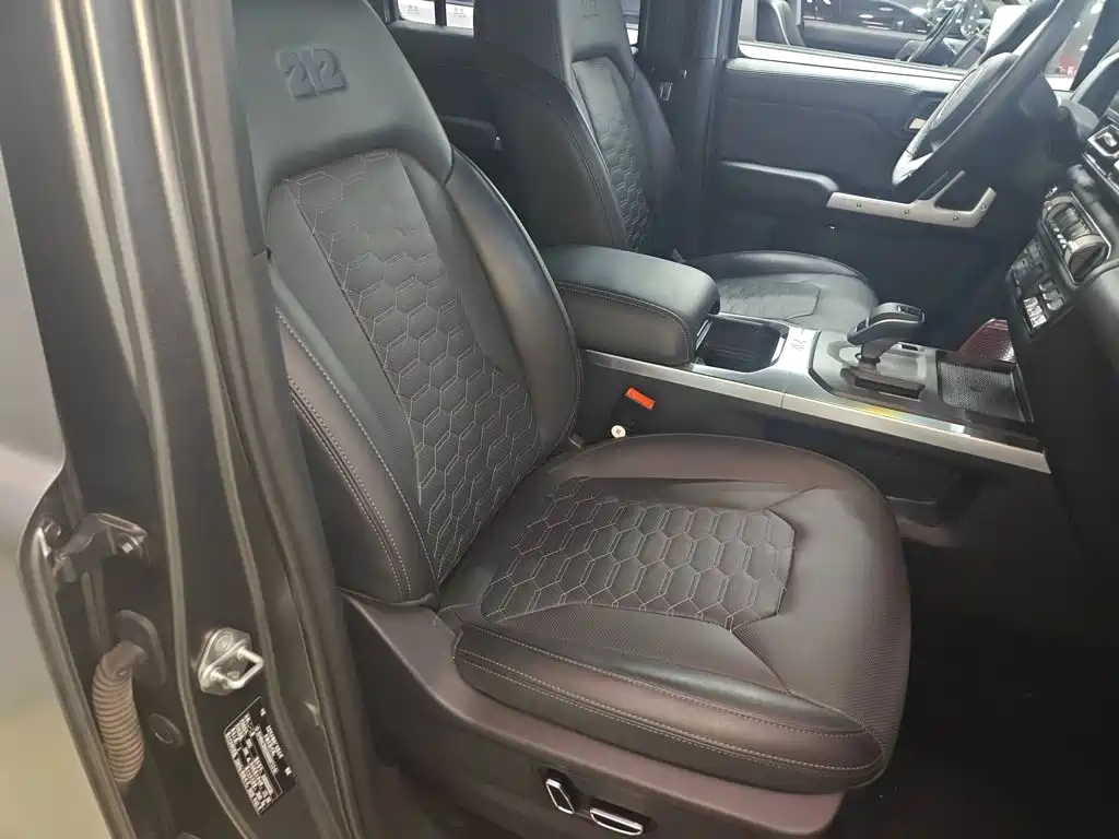 212 T01 2.0 T Explorer