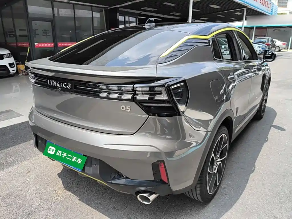 Lynk & Co 05 2.0 TD 2 WD Shine Halo
