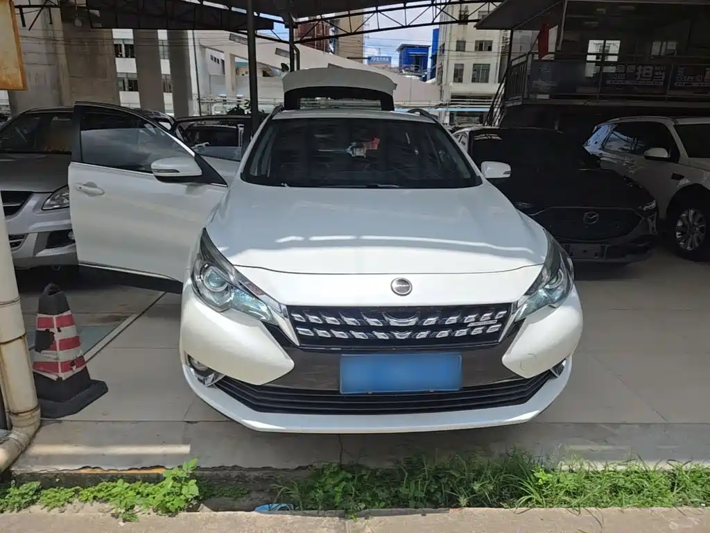 Venucia T90 2.0 L CVT Smart Style