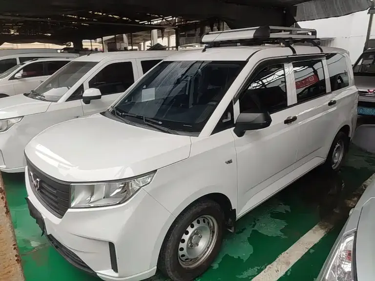 Wuling Hongguang PLUS 1.5 L Manual Standard 5-seat