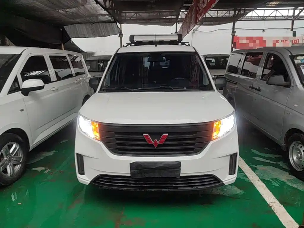 Wuling Hongguang PLUS 1.5 L Manual Standard 5-seat