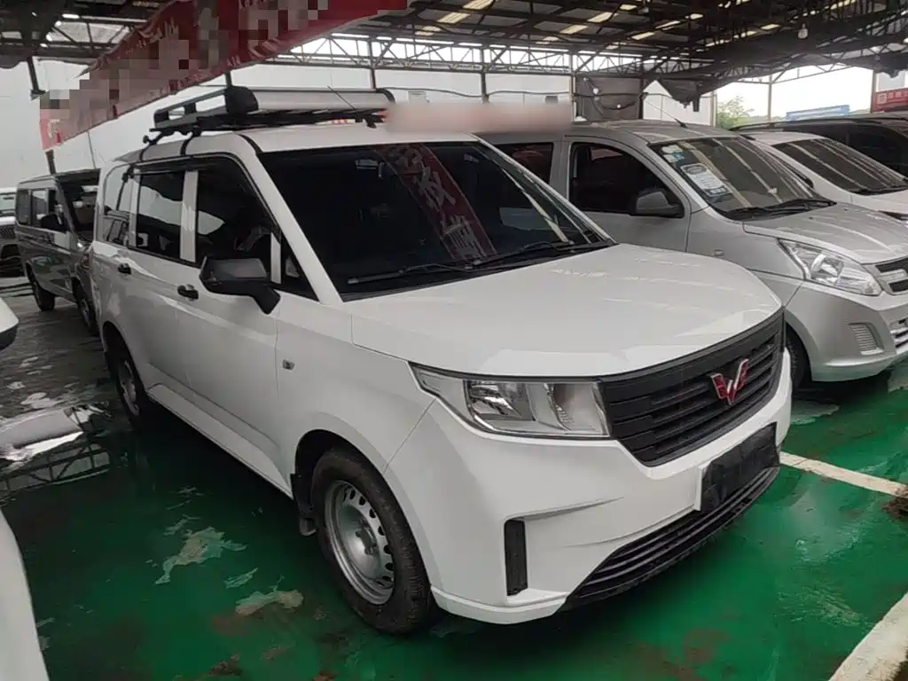 Wuling Hongguang PLUS 1.5 L Manual Standard 5-seat