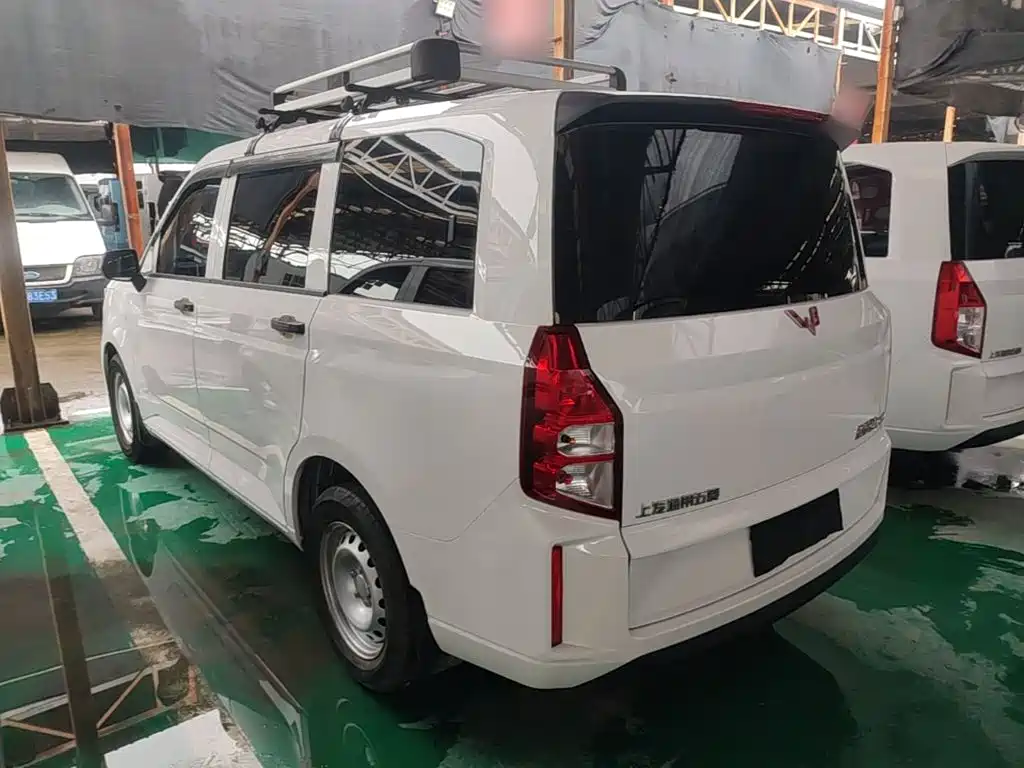 Wuling Hongguang PLUS 1.5 L Manual Standard 5-seat