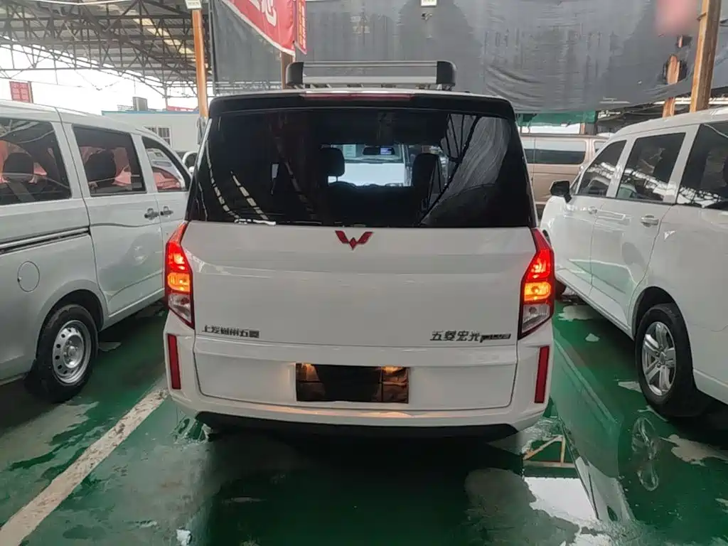 Wuling Hongguang PLUS 1.5 L Manual Standard 5-seat