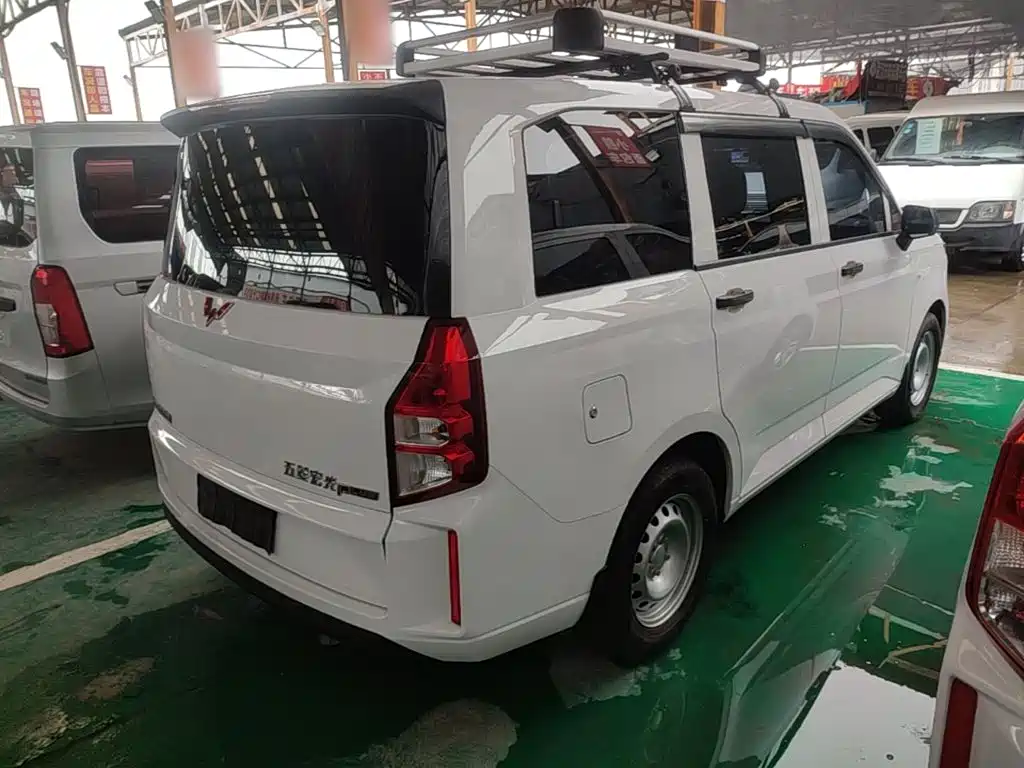 Wuling Hongguang PLUS 1.5 L Manual Standard 5-seat
